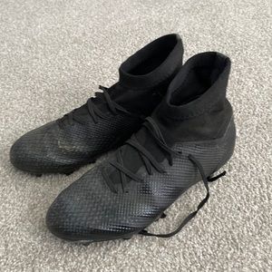 8.5 Adidas predator demonscale soccer cleats.